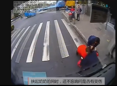 暖心！龙岗一老人斑马线上摔倒，公交司机立即下车搀扶……