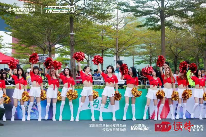 深马宝贝炫舞加油团热力四射，为参赛者加油打气点燃激情