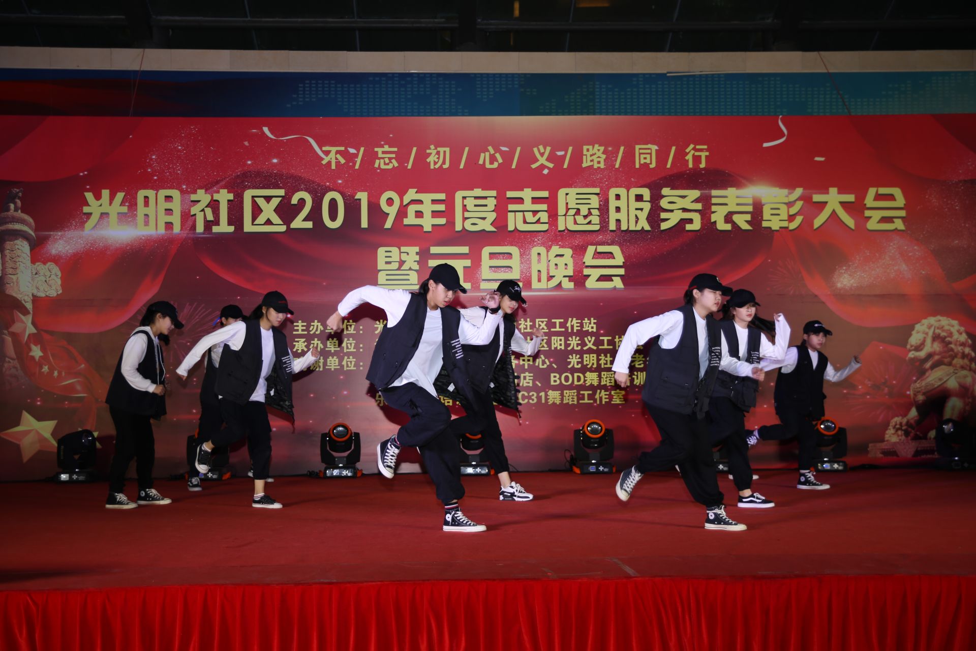 光明阳光义工协会义工人数近千人 公益服务时数过万小时