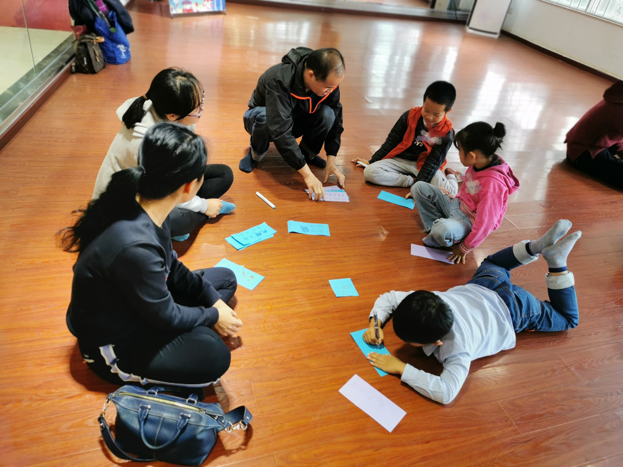 戏剧老师来到社区，用这种方法让孩子学会友好交往