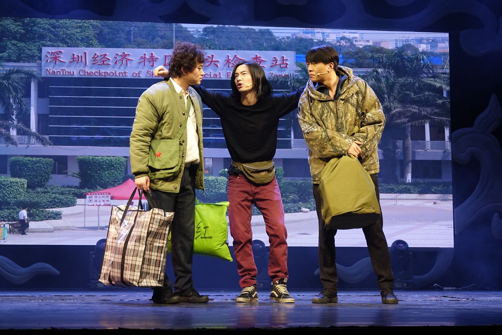 30余次掌声送给它——话剧《亲个蛋蛋的红黄蓝》热辣上演