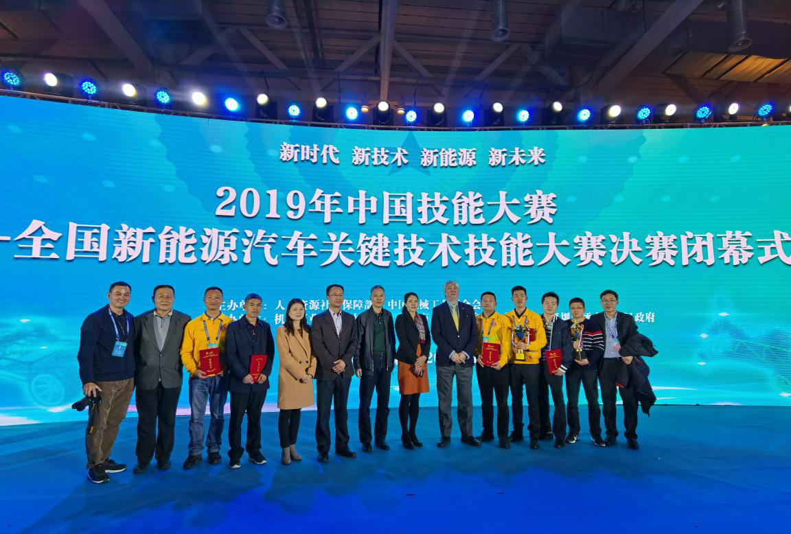 深二高技能工巧匠展技艺，7名教师在国赛上拿下大奖