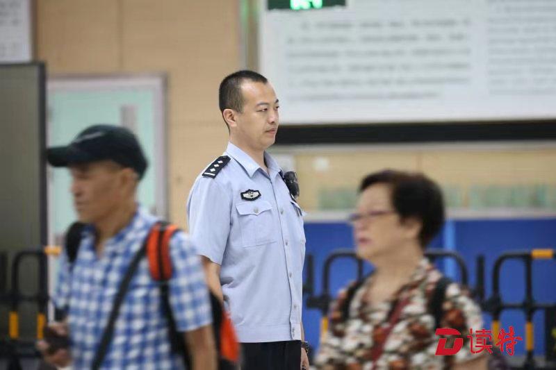女子在车流中呼救，他拿上警官证就冲了上去…