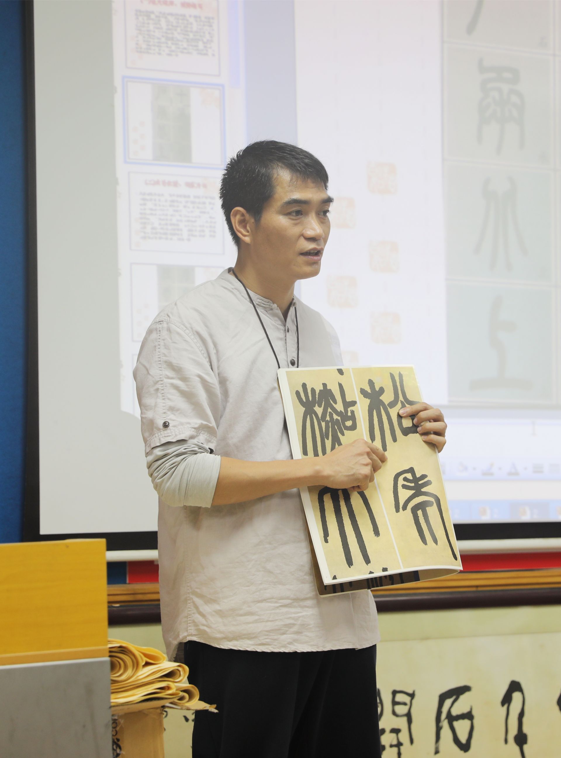 风雨不改两年多，小学老师开免费书法班教家长！