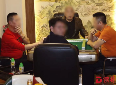 控烟执法人员突击检查 叼着尚未点燃卷燃的吸烟者不知情，竟当众点燃
