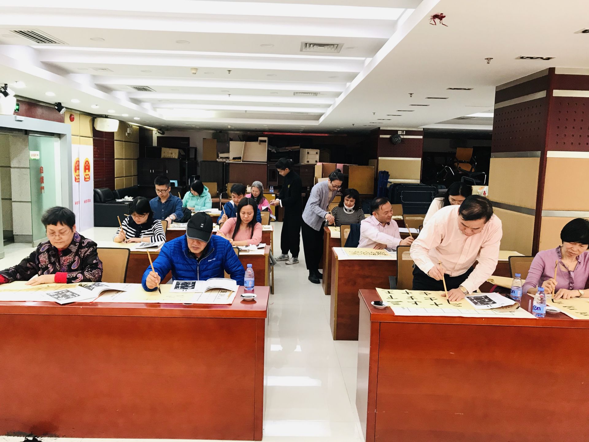 翠竹街道书法文化研习和春联创作班开课啦！