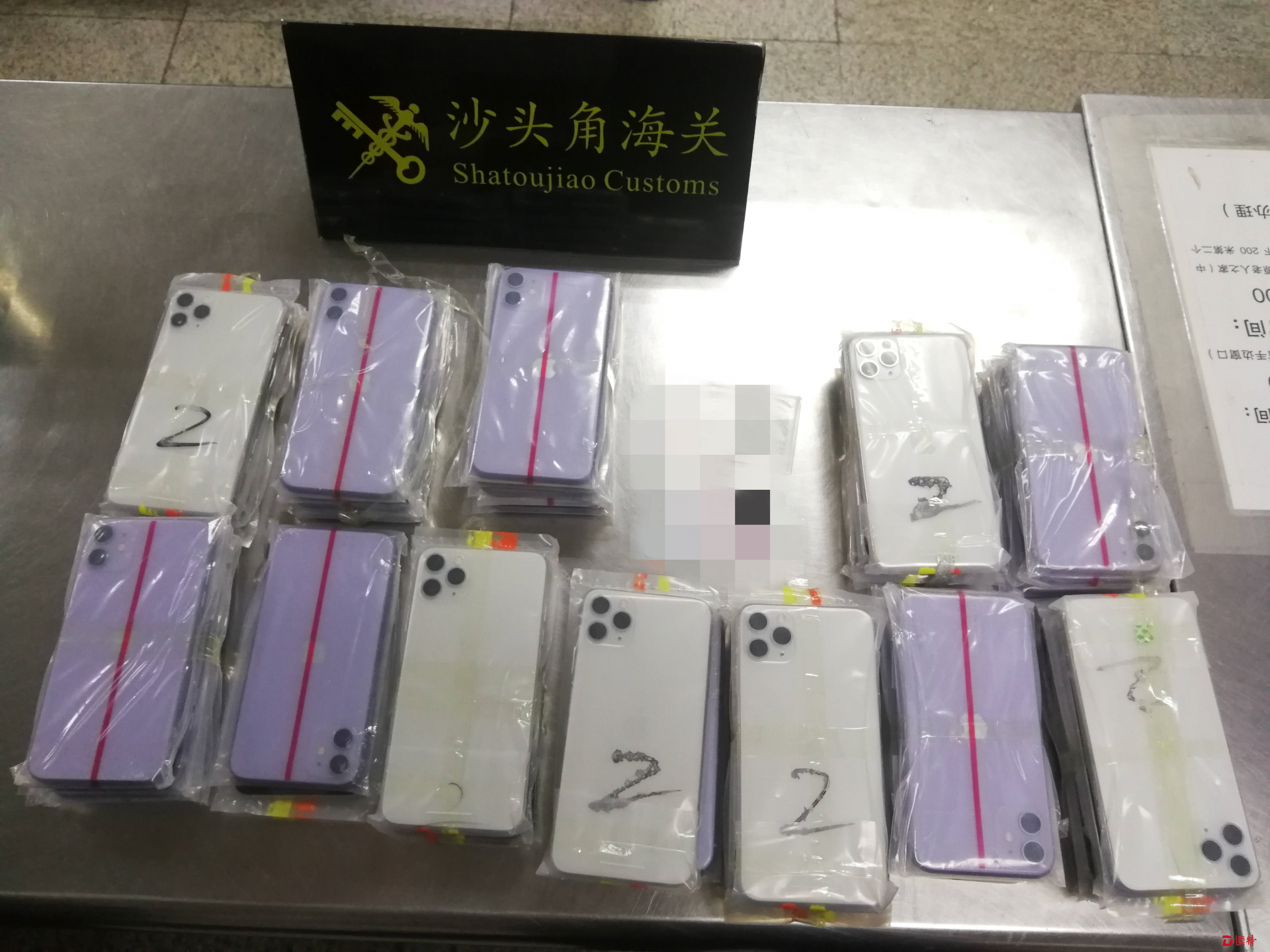 全都是iPhone 价值112万元 沙头角海关连查三起汽车暗格走私案