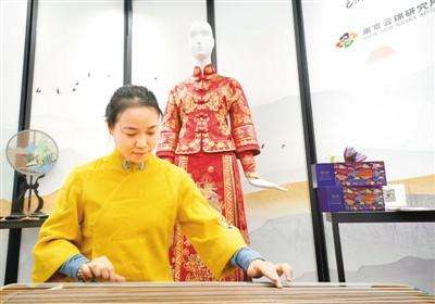 “狗不理”卖面膜、光明乳业卖服装 老字号变“潮”了