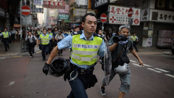 香港特区政府：警方始终使用最低武力应对暴力
