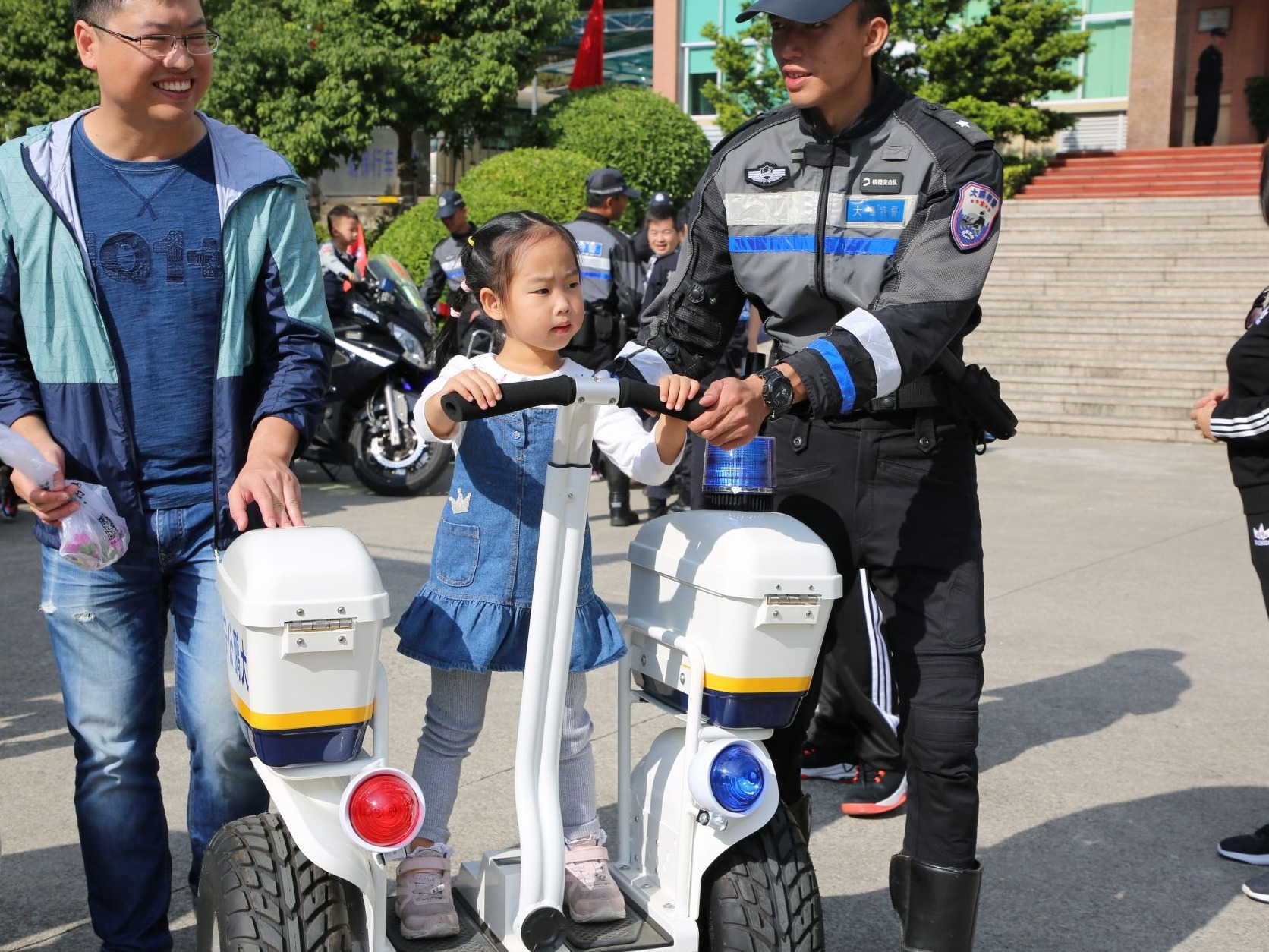 生命探测仪、山地救援服……警营开放日大鹏亮出救援“法宝”
