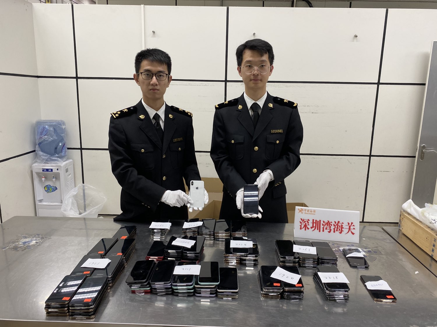 370台案值约175万元  三辆小车夹藏走私iPhone手机