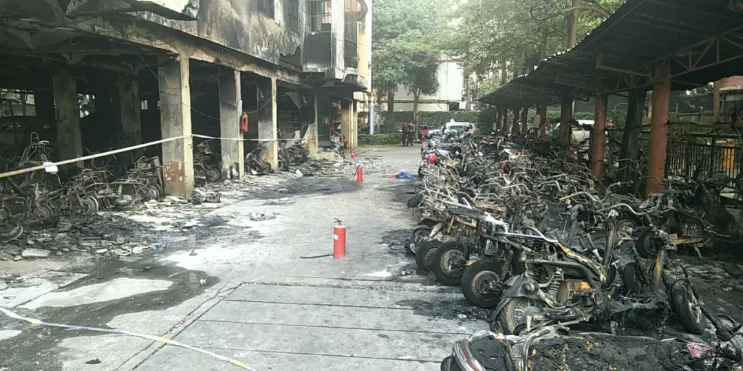 又是它惹的祸！101辆车被烧得只剩铁架！