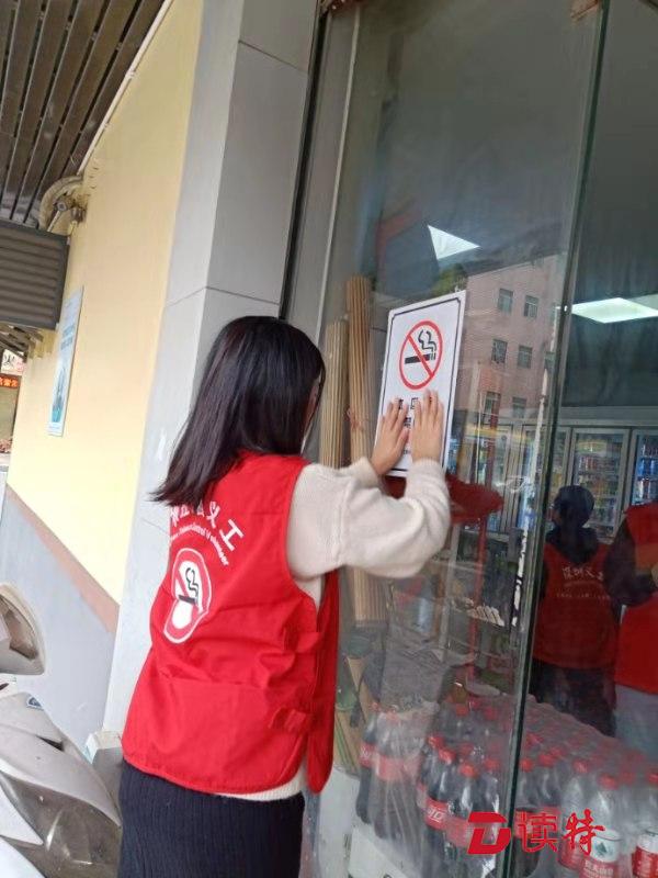 凤凰街道20名控烟志愿者走进社区开展控烟督查