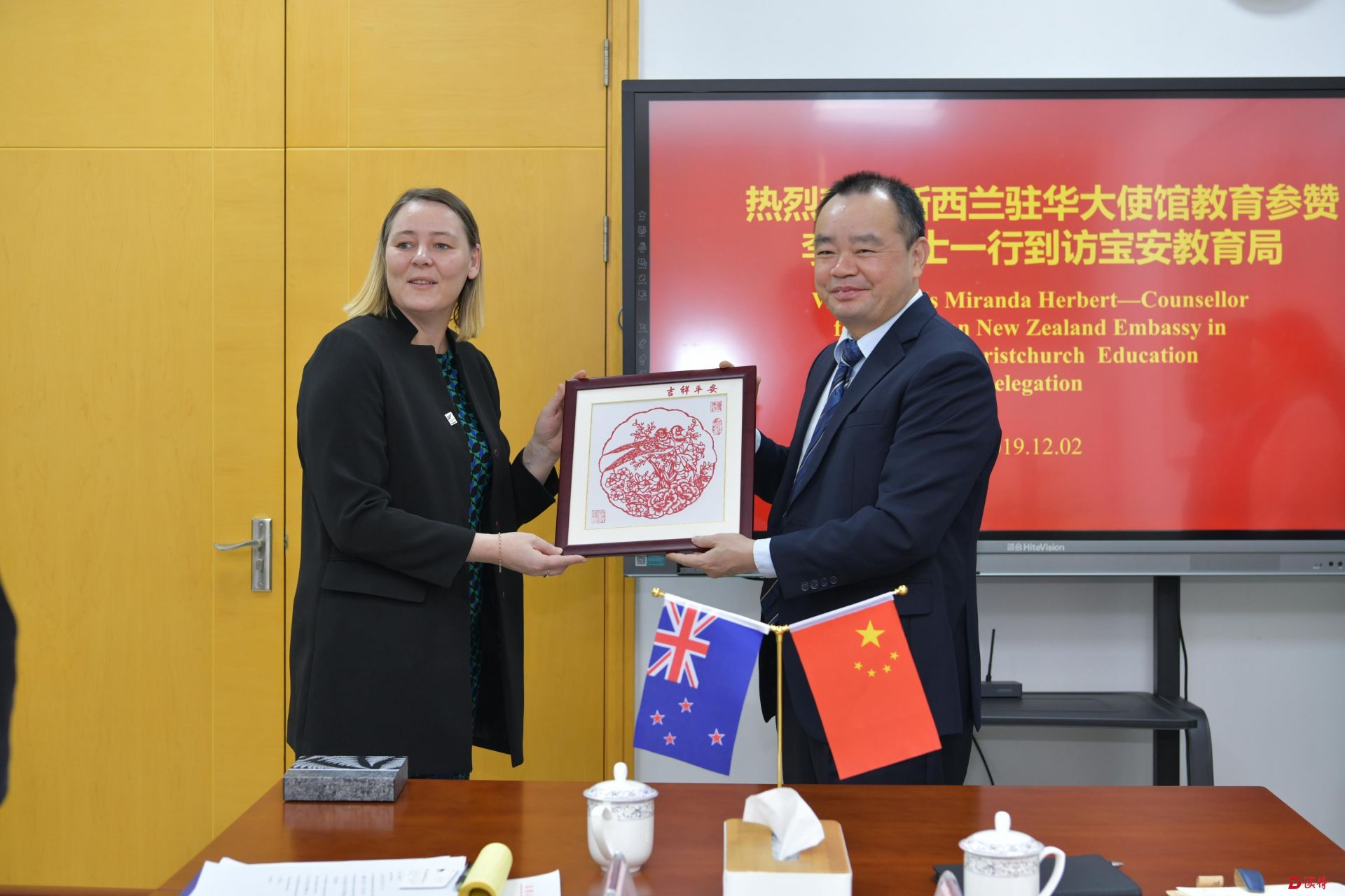 新西兰驻华大使馆教育参赞一行到访宝安，3校签订合作意向