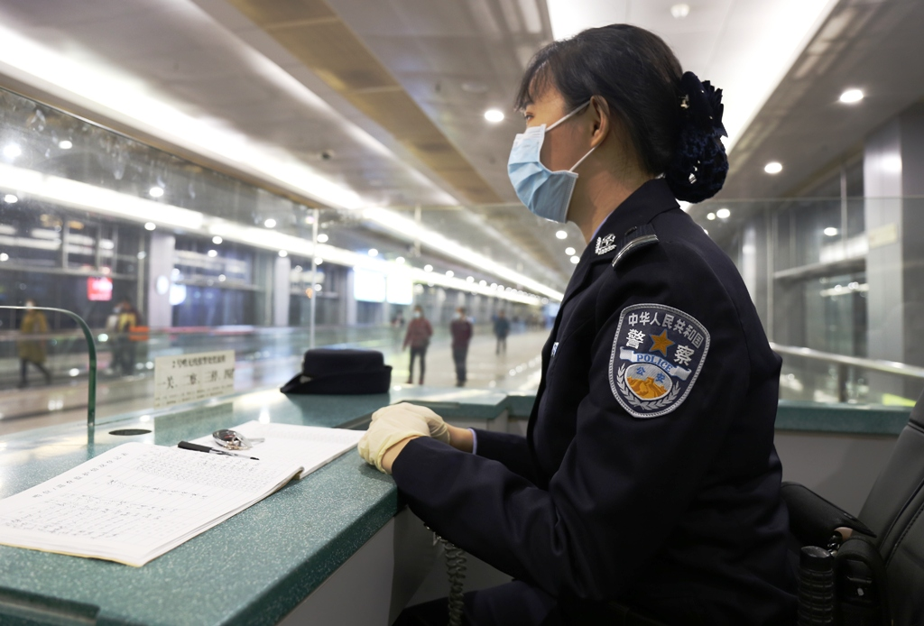 最美敬业福，送给你们！深圳皇岗边检站民警岗位奉献跨新年