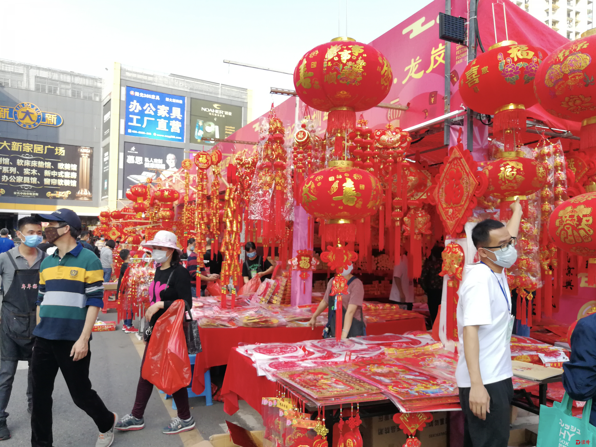 深圳市民戴口罩逛花市，购鲜花红灯春联迎春节