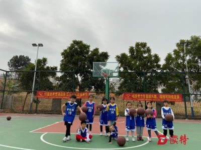 青少年体育场上展风采  李松蓢社区篮球公益培训受欢迎