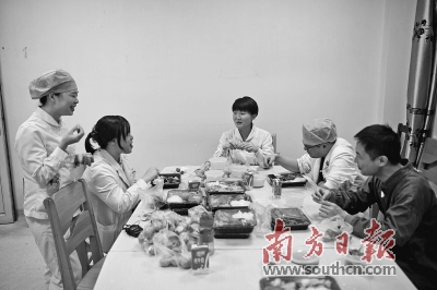 发热门诊里的年夜饭……除夕夜，广州医务人员放弃阖家团圆坚守一线  
