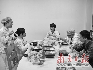 发热门诊里的年夜饭……除夕夜，广州医务人员放弃阖家团圆坚守一线  