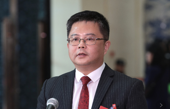 省政协委员容锦：推进“买买买”背后的快递包装污染治理