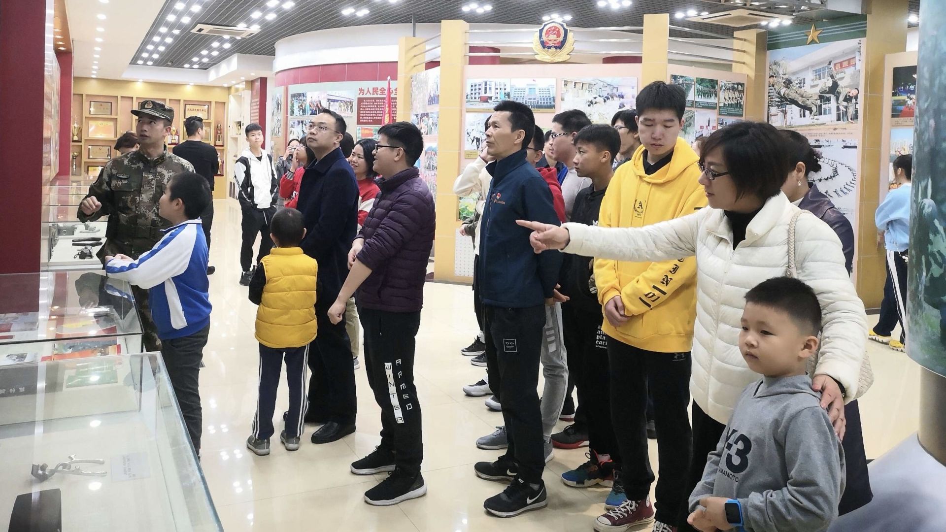 适龄青年入军营提前感受“兵味”