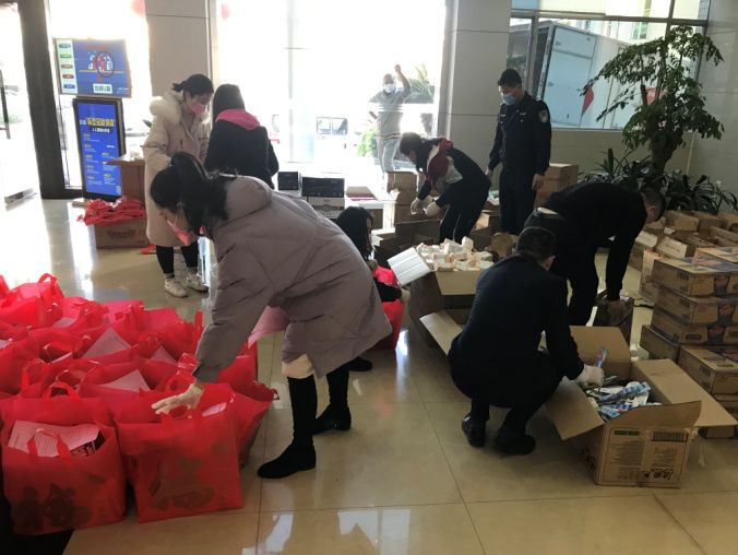 坑梓街道为居家观察群众送暖心“福袋”
