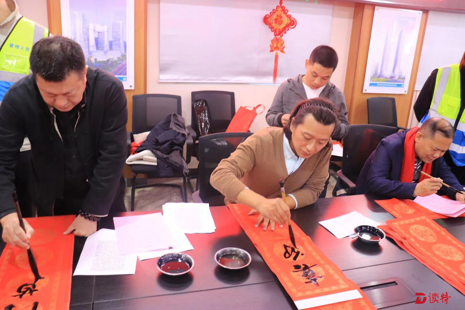 深圳书法家走进工地赠春联送祝福