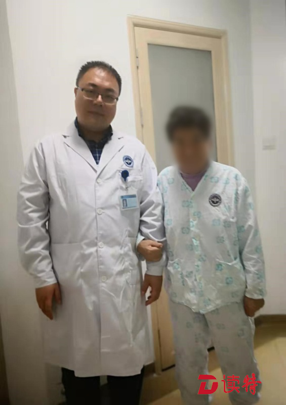 8旬老人脊椎被肿瘤“啃”坏，开个米粒大的小孔让老人重新站立