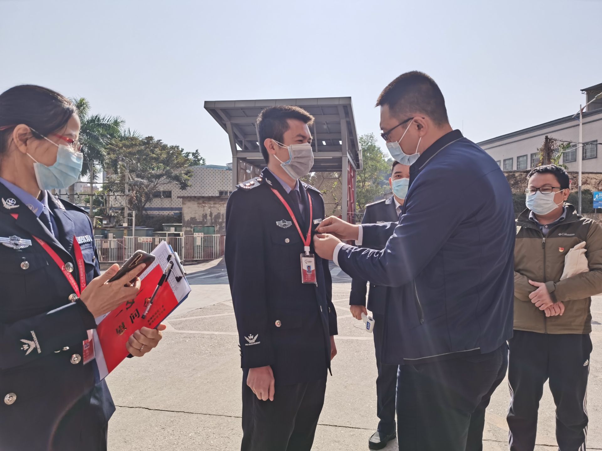 龙华福城万众一心抗疫情 | 让党徽在防疫攻坚战场上闪闪发光
