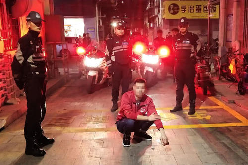 三人路上抓贼，巡骑队员驱车千米追击成功拦截