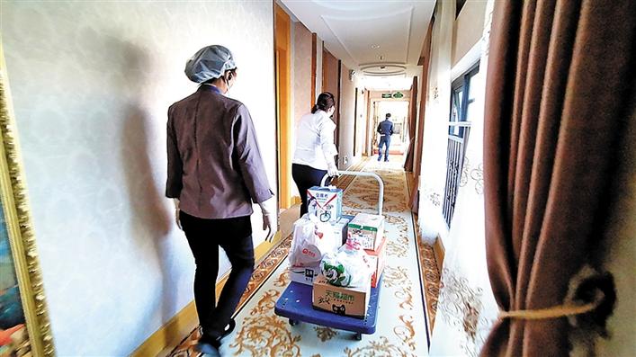 宝安：主动对接机场为留观旅客提供暖心房