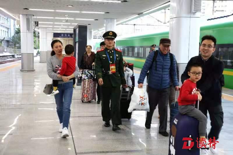 我和妈妈的距离只隔一身军装