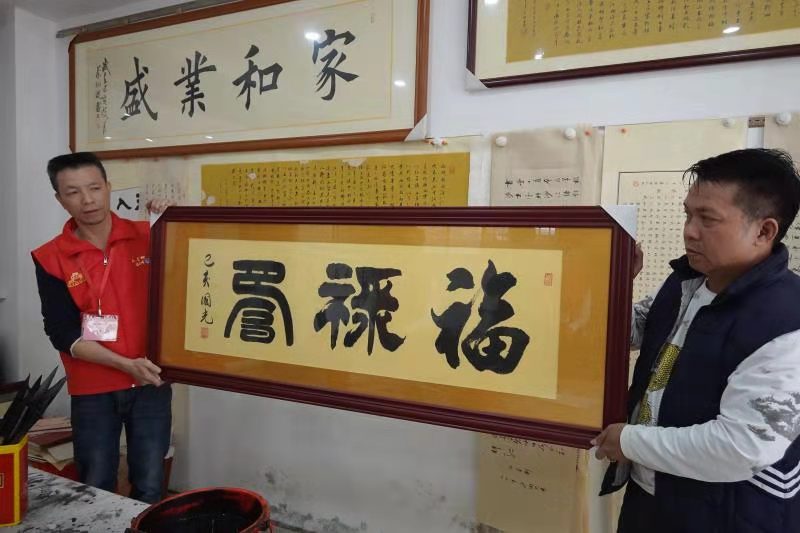 石岩街道书画社助力居民圆国学梦！书写寻常百姓的墨香故事