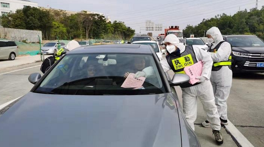 惠盐高速坪地防疫卡点启动区直单位和街道联勤，龙岗210名干部职工全力投入防疫工作