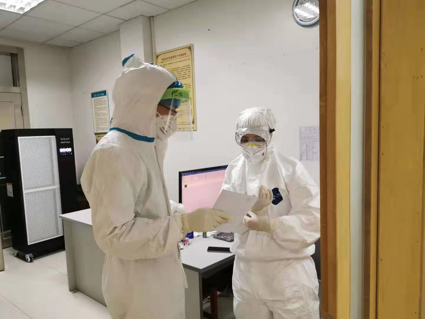 不让女儿认出自己，深圳医生“假扮”快递员给家人送生活物资  