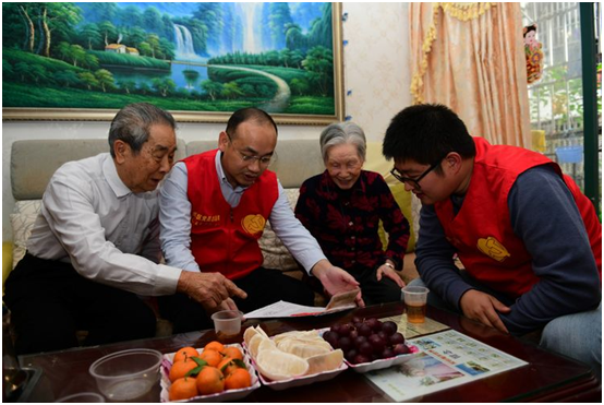把党的关心送到老人家中  南岭村社区开展新春走访慰问社区老党员和困难居民活动