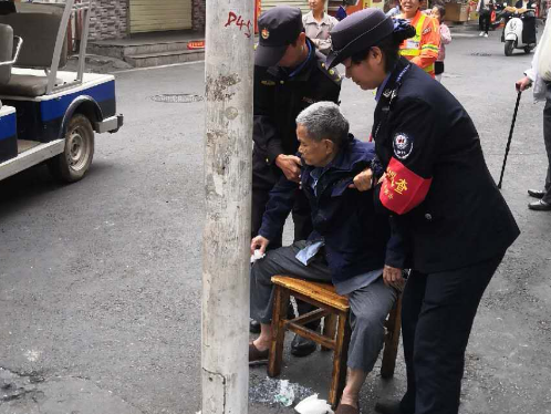 七旬老人倒地不起 燕罗网格员整治队员联手救助