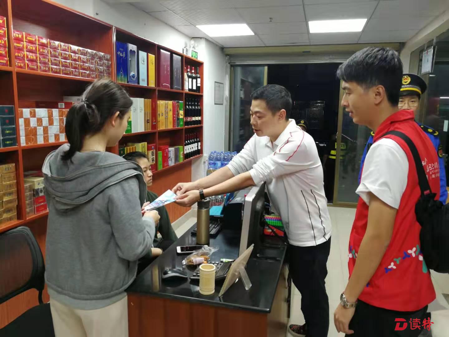 新庄社区“扫黑除恶”宣传小分队  入户宣传深挖涉黑涉恶线索