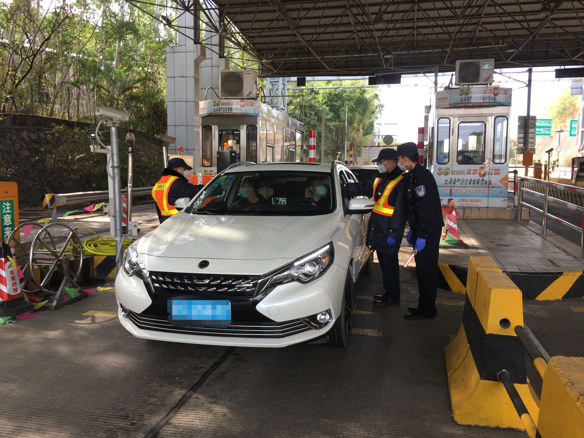 东莞高速路口全天候联合防疫检查