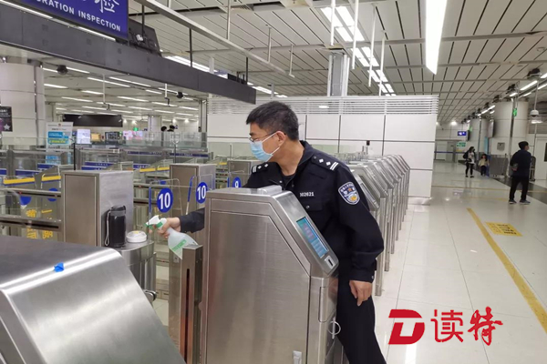 边检民警变身“消杀员”，出入境自助通道指纹仪已定期消毒