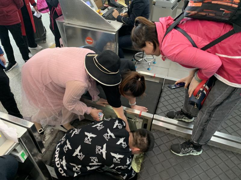 旅客戒指6万蓝宝石遗失 南航值机员行李传送带下找回
