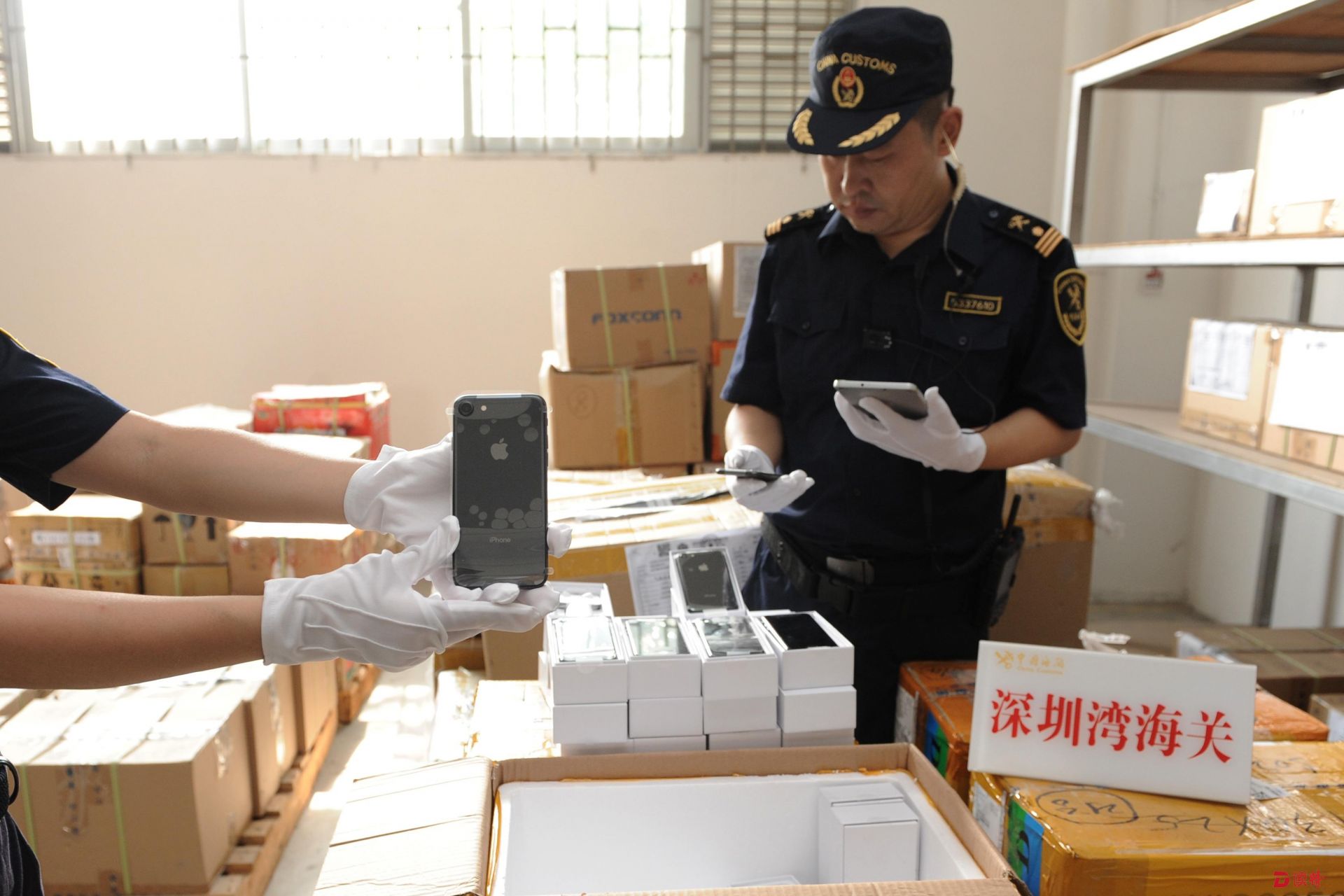 “龙腾行动”保护知识产权  深圳海关去年查假货1398万余件