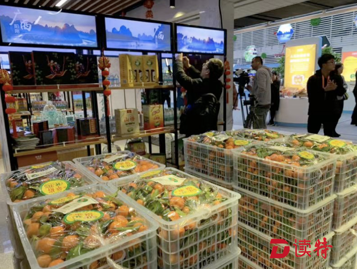 首届消费扶贫交易博览会上，罗湖展出对口帮扶广西两县农产品 