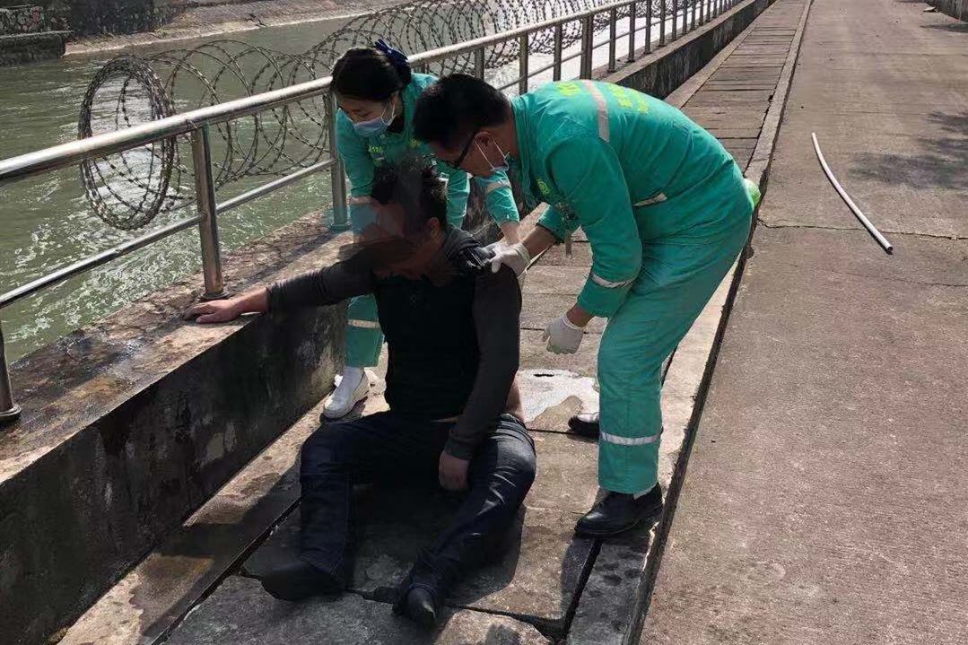 东莞警民齐心协力，顺利救起落水男子！