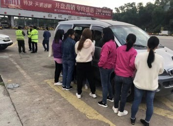 核载7人的面包车竟塞了12人！碰到超载车你可以举报