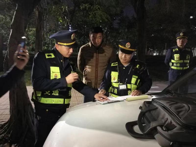 “黑大巴” 妄图春运“捞一笔” 被执法人员逮正着