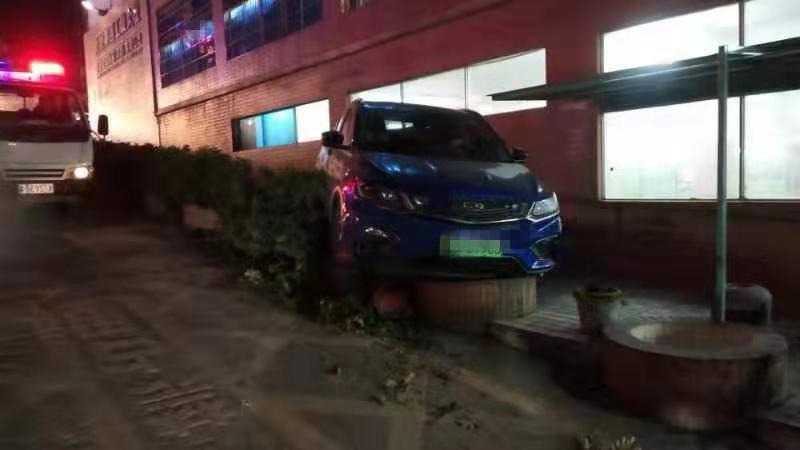 看到前方有人，她突然加速冲了过去，原因令人警惕