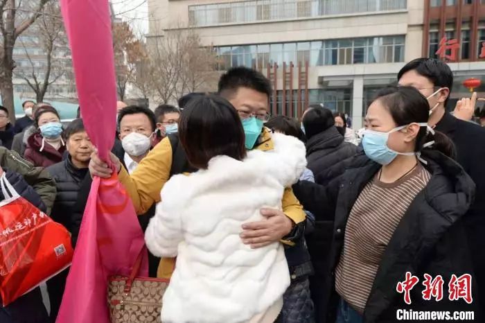疫情阴影下的16个温暖瞬间
