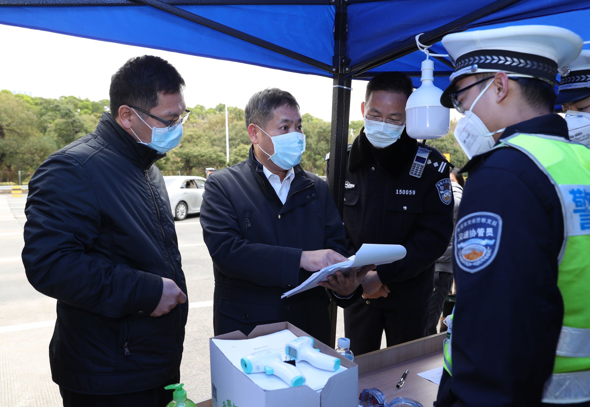 严守第一“关”！东莞在广深高速长安出口设防疫检查点