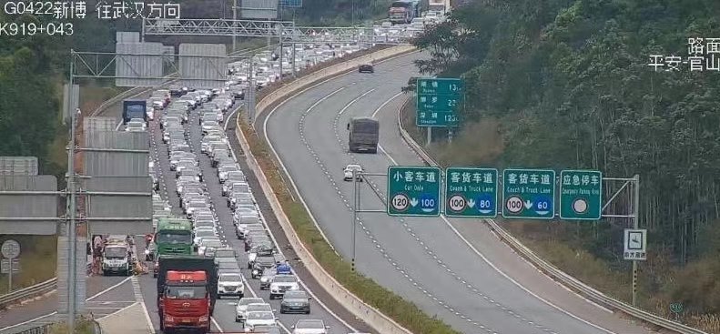 深圳市道路现节前拥堵 1月18日起进入车辆离深高峰期